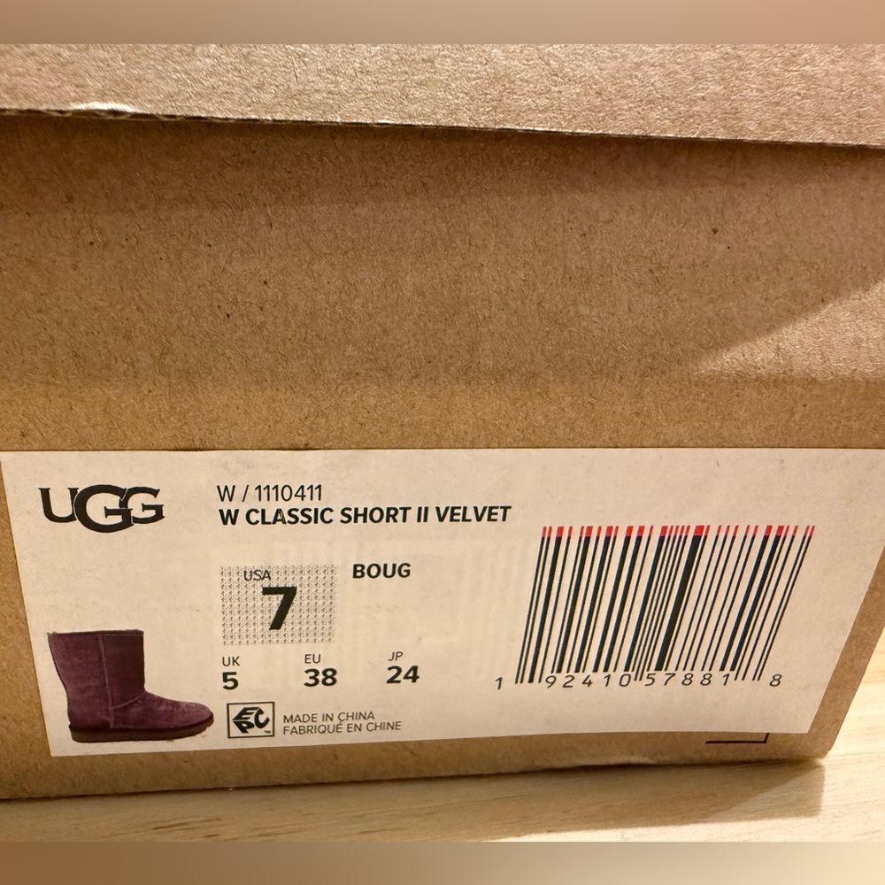 UGG | W Classic Short II Velvet | US 7 UK 5 EU 38 - Picture 2 of 4